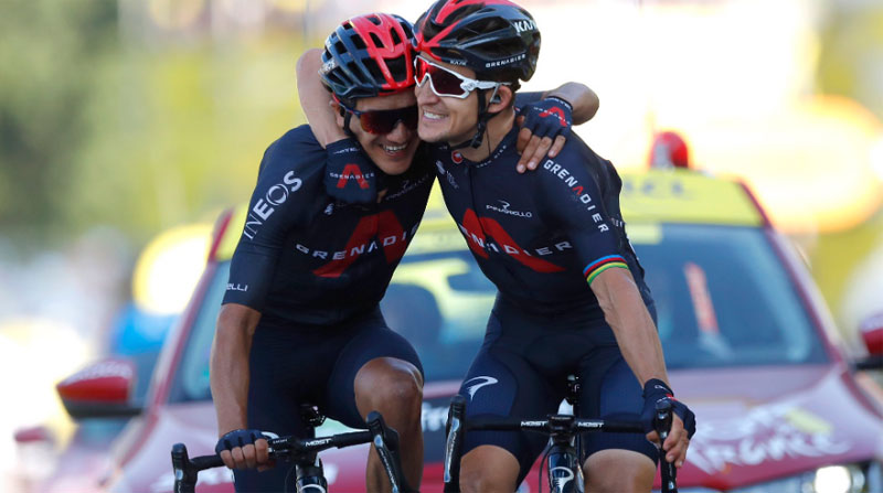 Richard Carapaz (izq.) y Michal Kwiatkowski cuando llegaron juntos a la meta de la etapa 18 del Tour de Francia 2020. Foto: Twitter @kwiato