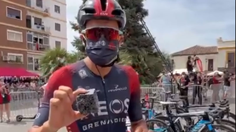 Richard Carapaz muestra el carbón que recibió de regalo en la Vuelta a España. Foto: Twitter @lavuelta