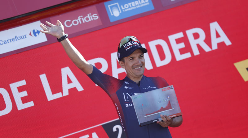 El ecuatoriano Richard Carapaz (Ineos) en el podio después de ganar la etapa 14 de la Vuelta a España, entre Montoro y Sierra de la Pandera el 3 de septiembre del 2022. Foto: EFE