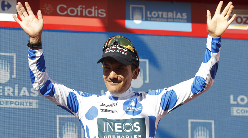 Richard Carapaz en el podio de la etapa 19 de la Vuelta a España, el 9 de septiembre del 2022, con la camiseta de líder de la montaña. Foto: EFE