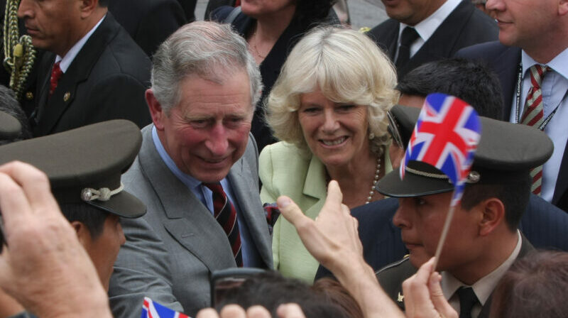 El en ese entonces Príncipe Carlos, en su llegada al Palacio Real, junto a Camila Parker. Foto: Archivo / EL COMERCIO.