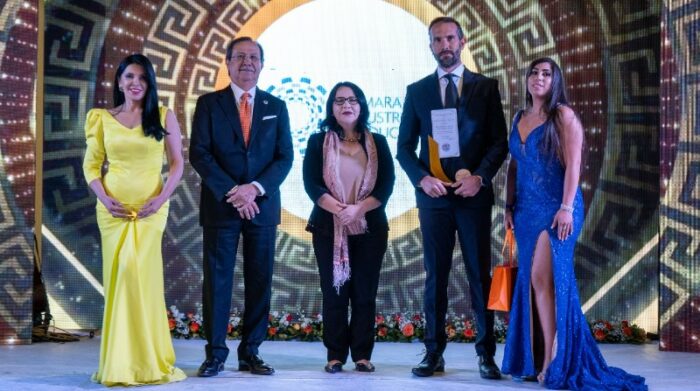 El Presidente de la CIP, José María Ponce Misle, recibió el galardón por parte de Catalina Cajías, directora del WEF Ecuador. Foto: Cortesía