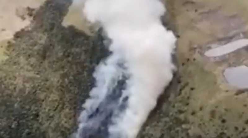 En el Cerro Puntas se registra un incendio, a menos de ocho días de un evento similar. Foto: Captura de video del Twitter @BomberosQuito