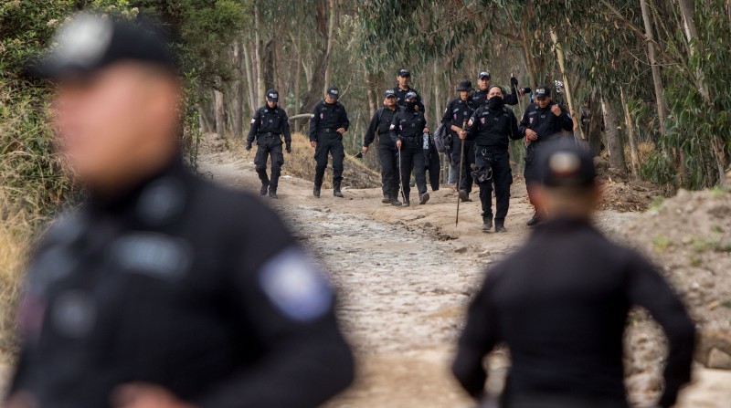 Equipos de la Policía Nacional buscaron el cuerpo de María Belén Bernal en el cerro Casitagua. Foto: Carlos Noriega / EL COMERCIO