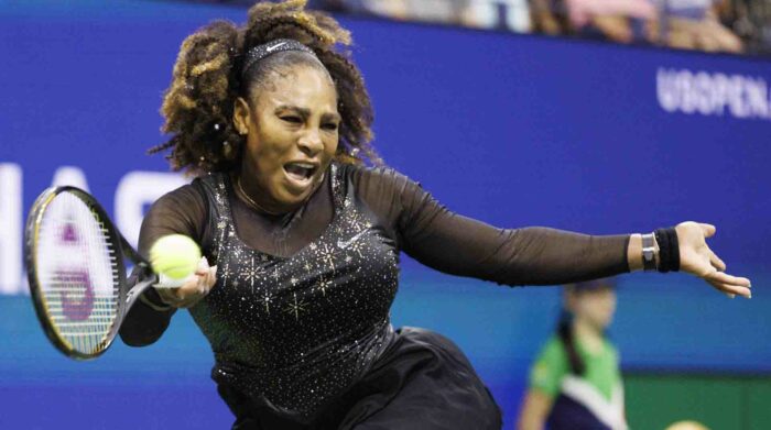 La estadounidense Serena Williams perdió este viernes por 7-5, 6-7(4) y 6-1 ante la australiana Ajla Tomljanovic en la tercera ronda del Abierto de Estados Unidos. Foto: EFE.