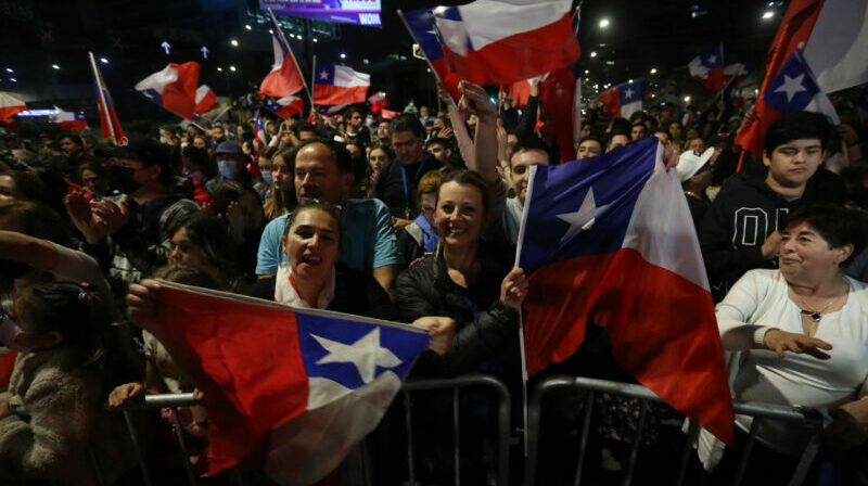 Adherentes de la opción "Rechazo" celebran el resultado del plebiscito constitucional, en Santiago (Chile). Foto: EFE.