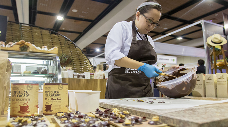 Además de bombones y galletas se pueden encontrar otros productos a base de chocolate. Foto: Carlos Noriega / EL COMERCIO