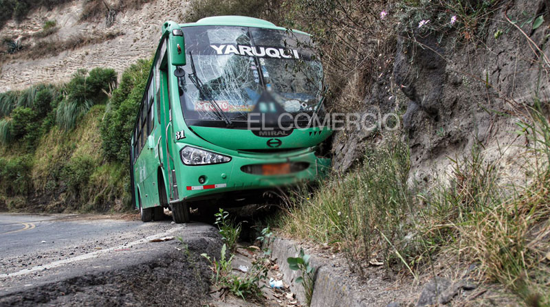 Según refirieron los pasajeros, el bus circulaba a exceso de velocidad cuando se chocó en el puente del Chiche. Foto: Carlos Noriega/ EL COMERCIO