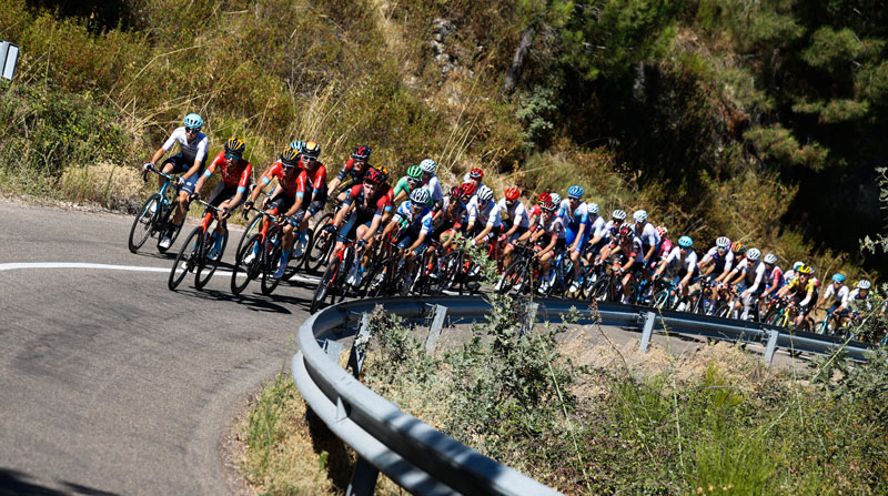 El pelotón de ciclistas en la etapa 19 de la Vuelta a España el 9 de septiembre del 2022. Foto: EFE