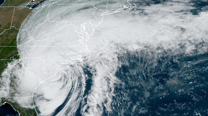 Imagen satelital cedida este viernes, 30 de septiembre, por la Oficina Nacional de Administración Oceánica y Atmosférica de Estados Unidos (NOAA), a través del Centro Nacional de Huracanes (NHC), en la que se registró la localización del huracán Ian sobre la costa este de Estados Unidos. Foto: EFE