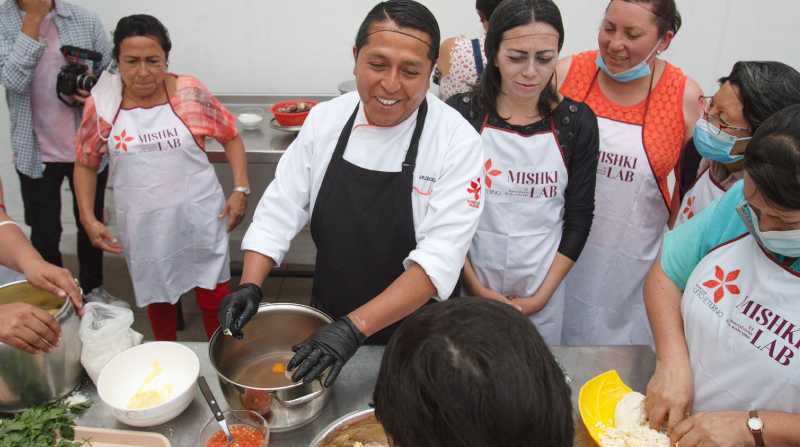 El Chef Carlos Chicaiza instruye a las participantes para rescatar el patrimonio alimentario. Foto: Carlos Noriega / EL COMERCIO