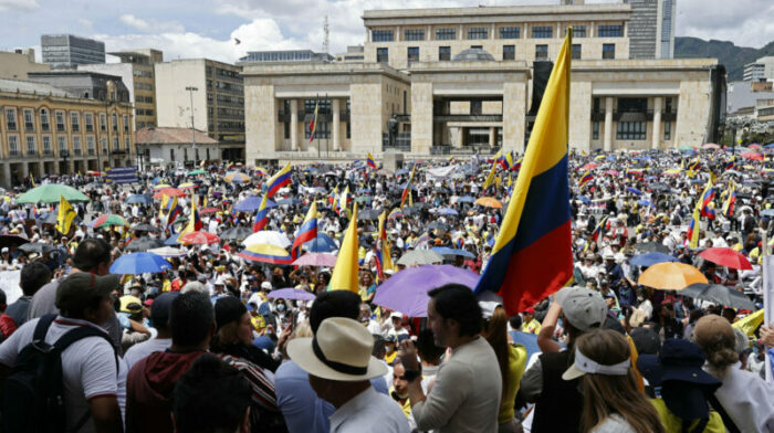 Ciudadanos participan en una protesta contra el gobierno del presidente de Colombia, Gustavo Petro, en la Plaza de Bolívar en Bogotá (Colombia). Foto: EFE.
