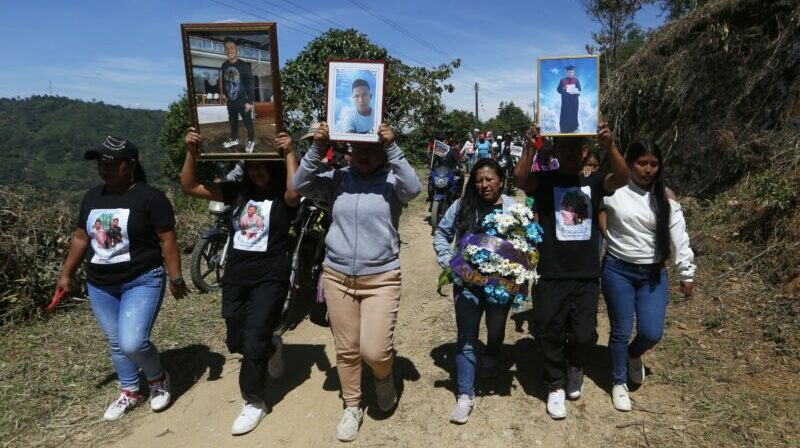 Varias personas despiden a los hermanos Jeferson y Eduar Dizu Nene, asesinados el domingo 4 de septiembre, en Caldono, departamento del Cauca (Colombia). Foto: EFE.