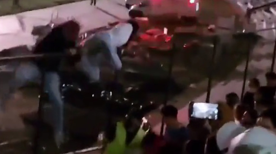 Decenas de asistentes se saltaron las mallas de seguridad en el concierto de Wisin y Yander. Foto: Captura de pantalla.