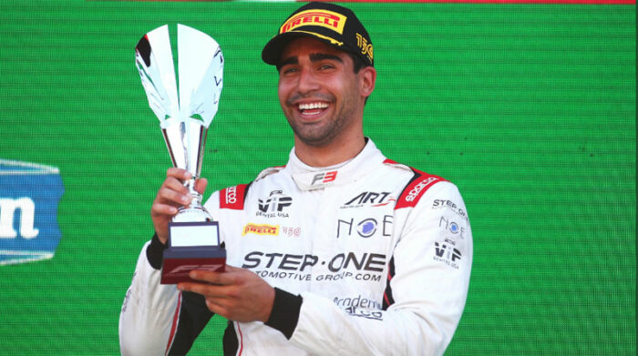 El piloto Juan Manuel Correa festeja en el podio en el circuito de Zandvoort, Países Bajos. Foto: Twitter @FIAFormula3