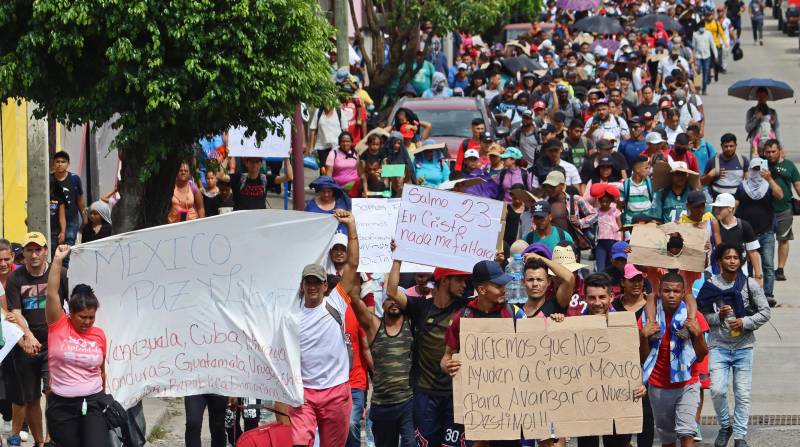 Grupos de personas migrantes caminan en caravana hoy, en la ciudad de Tapachula, en el estado de Chiapas (México). Foto: EFE