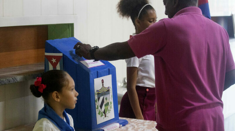 Un hombre ejerce su derecho al voto durante la jornada de votaciones, en el marco del referendo sobre el nuevo código de familia, en La Habana (Cuba). Foto: EFE.