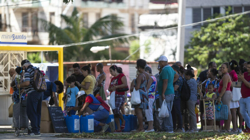 Varias personas se forman para comprar alimentos en La Habana (Cuba). Foto: EFE.