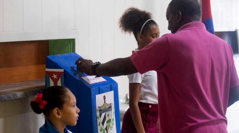 Un hombre ejerce su derecho al voto durante las votaciones, en el marco del referendo sobre el nuevo código de familia, en La Habana (Cuba). Foto: EFE / Yander Zamora