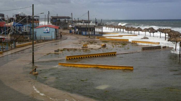 El huracán Ian pasó por la zona costera de Cuba, afectando las infraestructuras y provocando apagones. Foto: EFE.