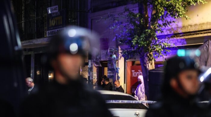 La residencia de Cristina Fernández se mantiene con custodia policial tras el ataque. Foto EFE
