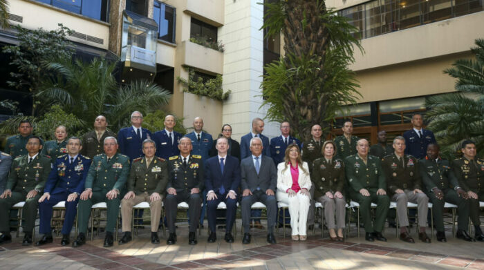 La jefa del Comando Sur de los Estados Unidos, Laura Richardson (c), posa para una sesión de fotos junto a oficiales Generales de varios países de América, durante la Conferencia Sudamericana de Defensa. Foto: EFE.