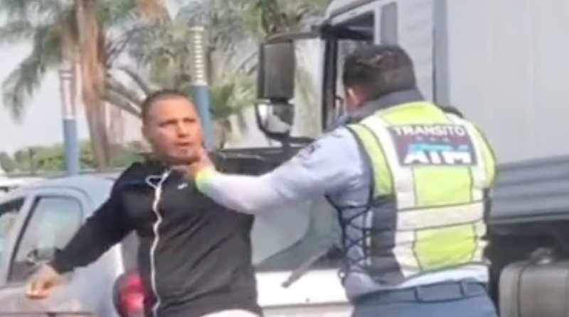Un video captó el momento que un conductor agrede al agente de tránsito. Foto: Captura del video de Twitter @MinMedio