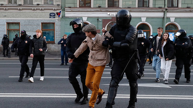 Policías rusos detienen a una persona que participa en una protesta no autorizada contra la movilización militar parcial de Rusia debido al conflicto en Ucrania, en el centro de San Petersburgo, Rusia, el 24 de septiembre de 2022. Foto: EFE