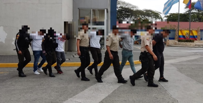 La detención de las cinco personas, entre ellas dos policías, se produjo en el centro de Guayaquil. Foto: Policía Nacional