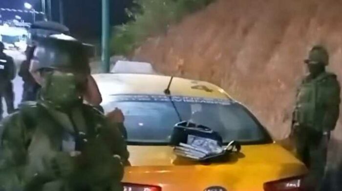En el interior de la cajuela del taxi se encontraba el dinero. Foto: Captura de video Twitter @FFAAECUADOR
