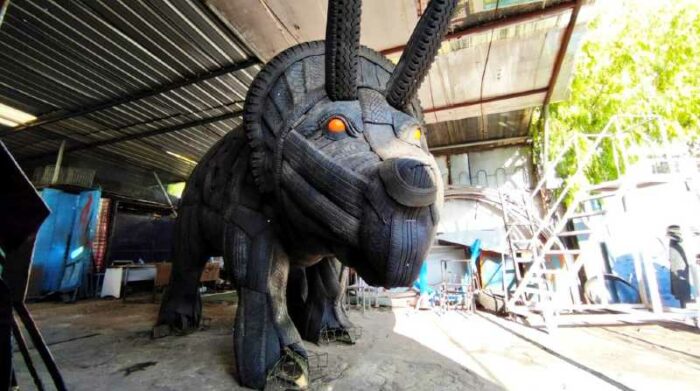 La escultura del Triceratops será ubicado en el nuevo parque Cultural Turubamba. Foto: Twitter @ObrasQuito