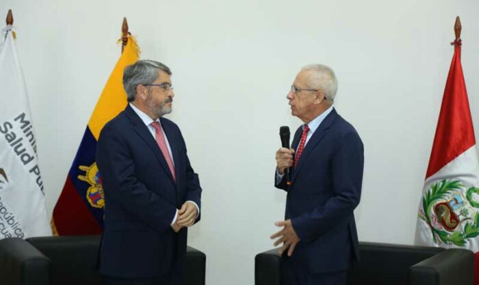 El ministro de Salud, José Ruales, junto al embajador de Perú en Ecuador, Vicente Rojas Escalante. Foto: Ministerio de Salud