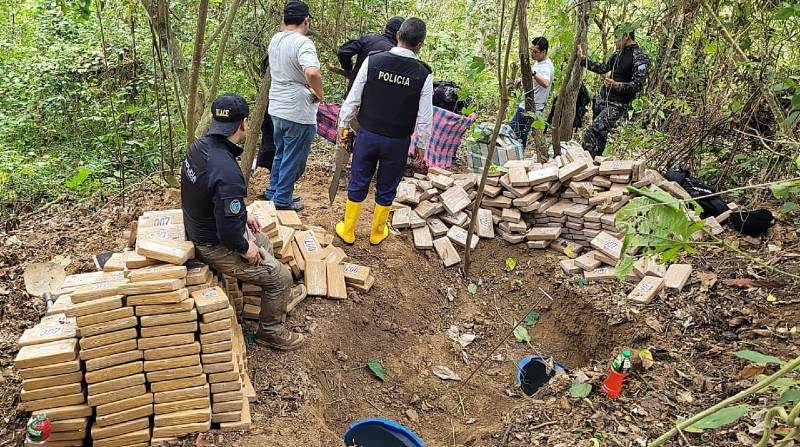 En un terreno del cantón Jama fue hallado un gigantesco cargamento de droga. Foto: Fiscalía