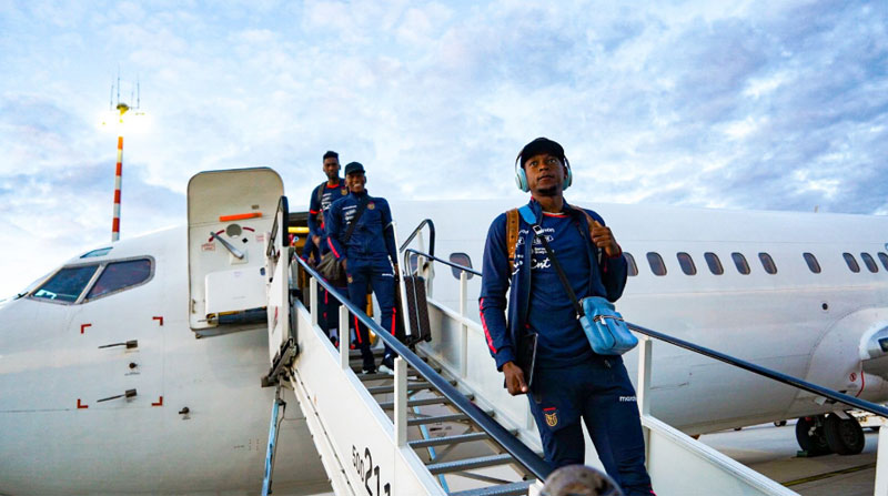 Los jugadores de Ecuador al llegar a Düsseldorf, Alemania. Foto: Twitter @LaTri