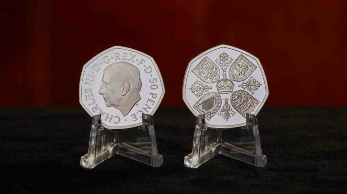 La nueva moneda de 50 peniques con el retrato del rey Carlos III estará en circulación a finales de 2022. Foto: EFE