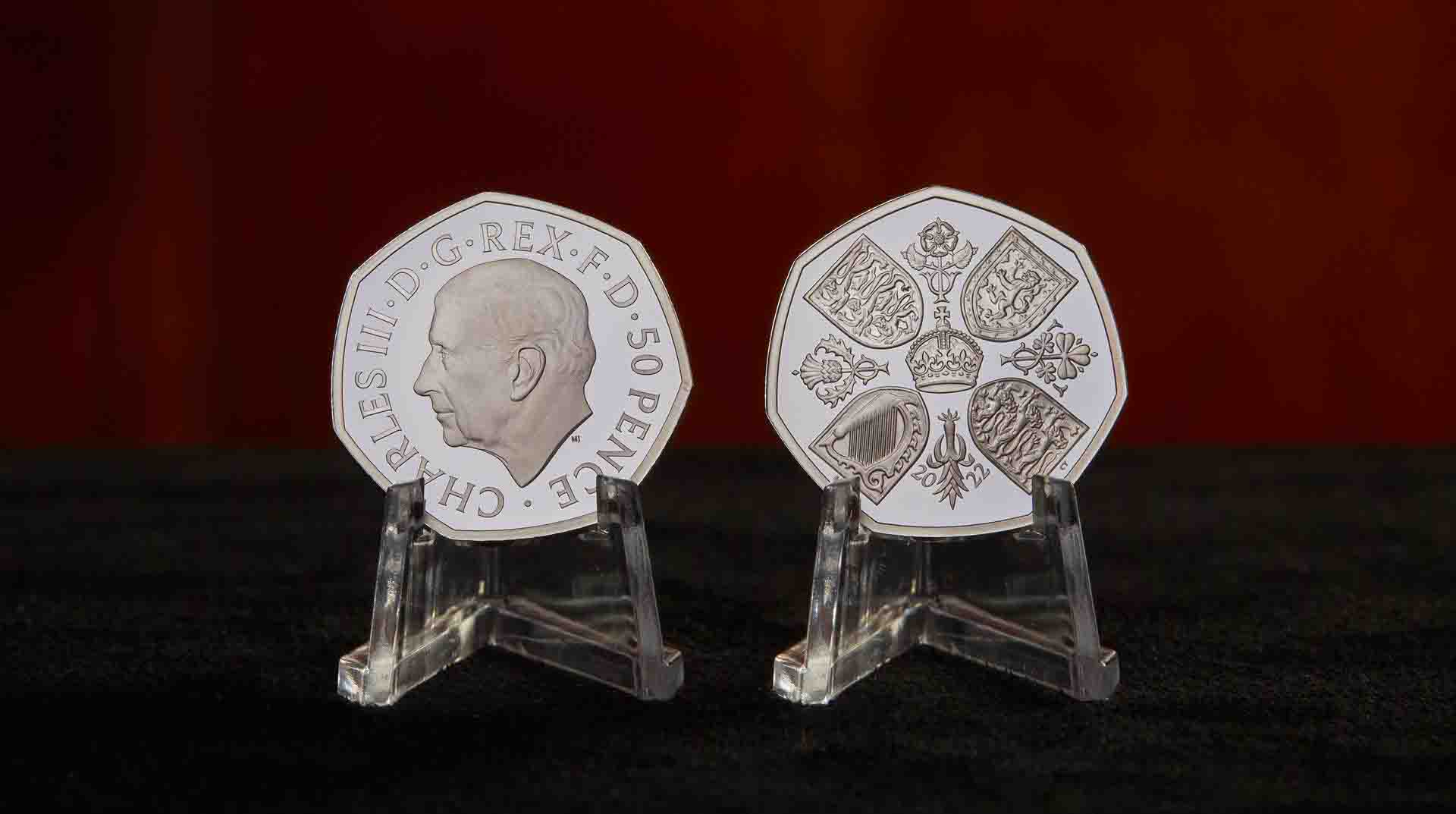 La nueva moneda de 50 peniques con el retrato del rey Carlos III estará en circulación a finales de 2022. Foto: EFE