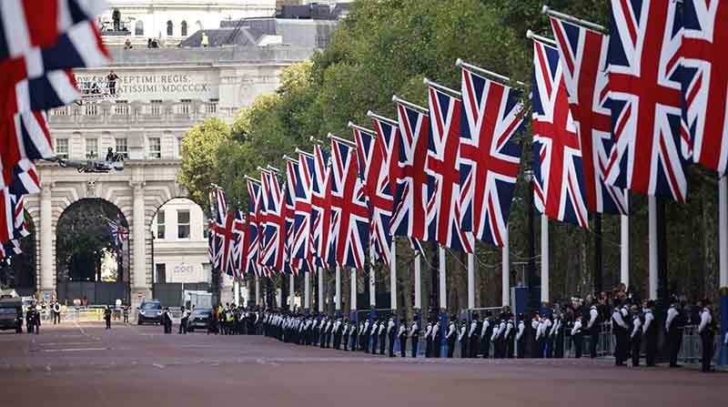 Durante la jornada del 19 de septiembre, serán 2 300 los agentes policiales que ofrecerán custodio al cortejo fúnebre de la reina Isabel II. Foto: EFE.