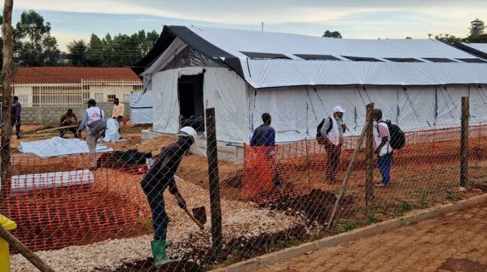 En el contexto del brote de ébola en Uganda, MSF ha establecido una unidad de tratamiento de ébola de 36 camas en el hospital de Mubende, para casos sospechosos y confirmados. Foto: Augustin Westphal / MSF