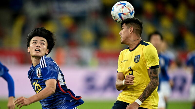 Piero Hincapié disputa el balón en el partido contra Japón, este martes 27 de septiembre. Foto: EFE.