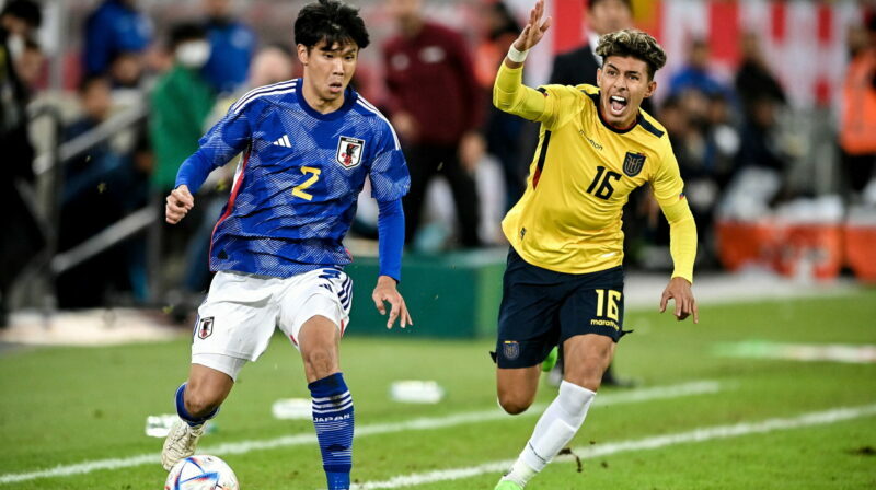 Jeremy Sarmiento disputa un balón en el amistoso entre Japón y Ecuador. Foto: EFE.
