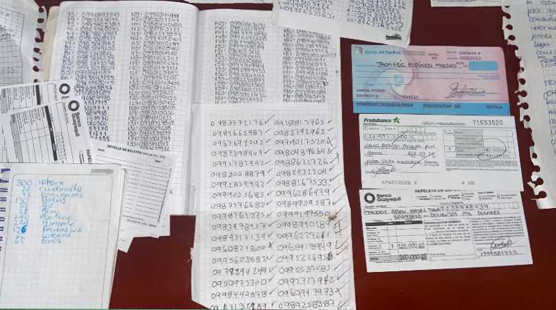 Las personas detenidas fueron encontradas con listas de números telefónicos y papeletas bancarias. Foto: Twitter Policía Nacional