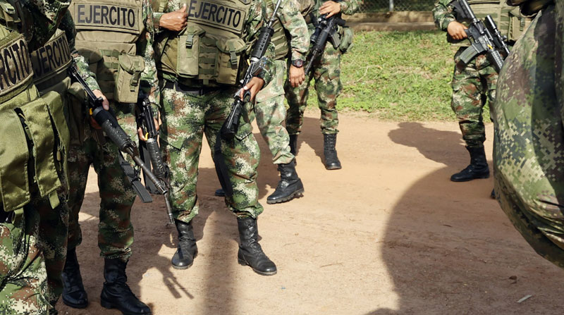 Soldados del Ejército de Colombia patrullan las zonas donde suele operar la guerrilla del ELN. Foto: EFE