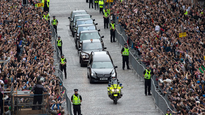 Una multitud recibió el féretro de la reina Isabel, antes de su funeral en Edimburgo. Foto: EFE