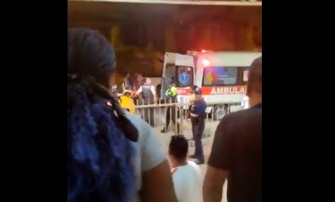 El tiroteo dejó de manera preliminar cuatro heridos. Ambulancias esperan en los exteriores del centro comercial. Foto: Captura