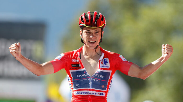 El líder de la Vuelta a España, el belga Remco Evenepoel (Quick-Step Alpha Vinyl Team), celebra la victoria en la etapa 18. Foto: EFE