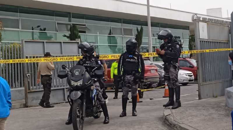 Los agentes uniformados dispusieron la evacuación del personal y usuarios de la Unidad Judicial de Calderón. Foto: Twitter @CjPichincha