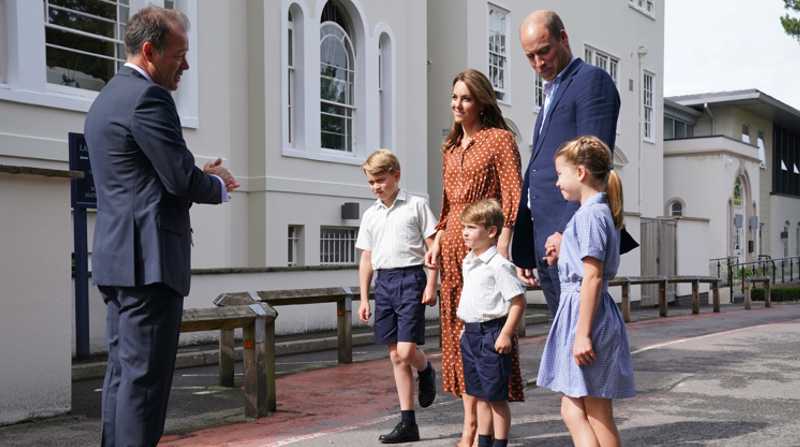 Los duques de Cambridge, Guillermo y Catalina, junto con sus hijos George, Charlotte y Louis. Foto: EFE