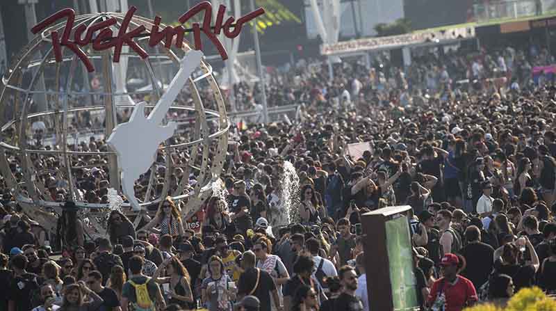 Miles de personas participan del Festival de música Rock in Rio, este 9 de septiembre de 2022 en la ciudad de Río de Janeiro (Brasil). Foto: EFE.