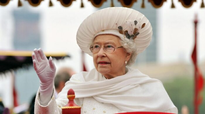 La reina Isabel II el 3 de junio de 2012, en un desfile fluvial para donde se conmemoró sus 60 años en el trono, en Londres, Inglaterra, Reino Unido. Foto: EFE