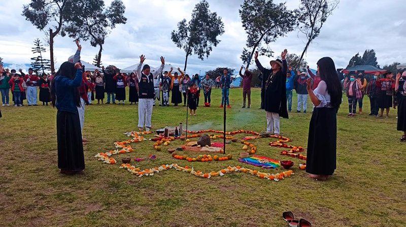 Los habitantes de las comunidades indígenas de Ambato celebraron la Fiesta de la Fertilidad con música y el ritual de agradecimiento a la Pachamama. Foto: Cortesía
